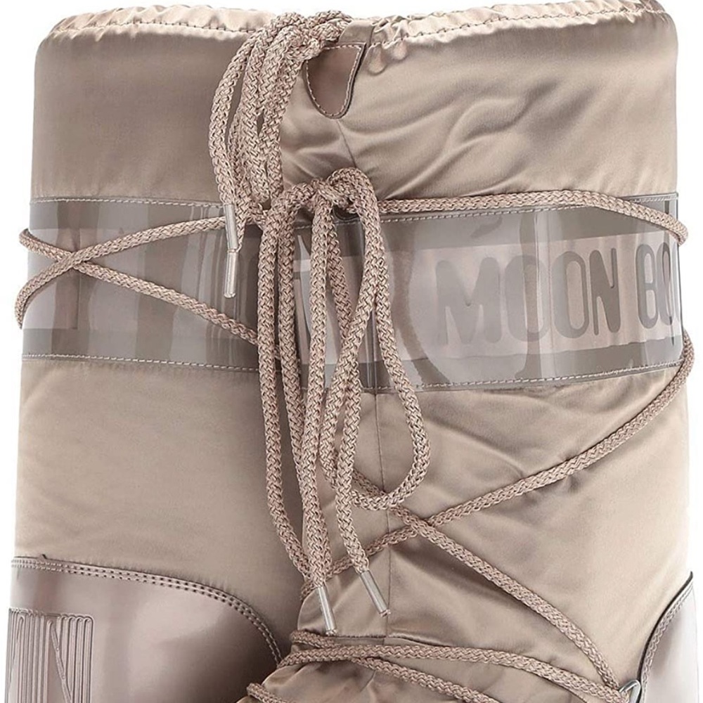 Moon Boots! NWT sold out Glance Platinum color size 8.5!